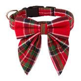 ADOGGYGO collar navideno con moño rojo-verde, ideal para fotos festivas.
