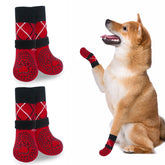 CALCETINES ANTIDESLIZANTES BEAUTYZOO para perro con agarre en la suela sobre piso de madera.