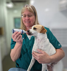 Fetch A Vet activated charcoal gel EZ Dose tip demonstrates easy administration in emergencies.
