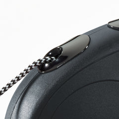 FLEXI New Classic leash brake button enables precise one-handed control.