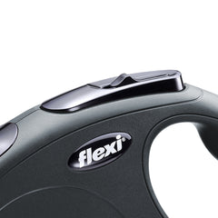 FLEXI New Classic leash ergonomic handle offers comfortable grip during long strolls.