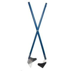Four Paws Wee-Wee scooper with metal prongs enables fast pickup on grass or sand.