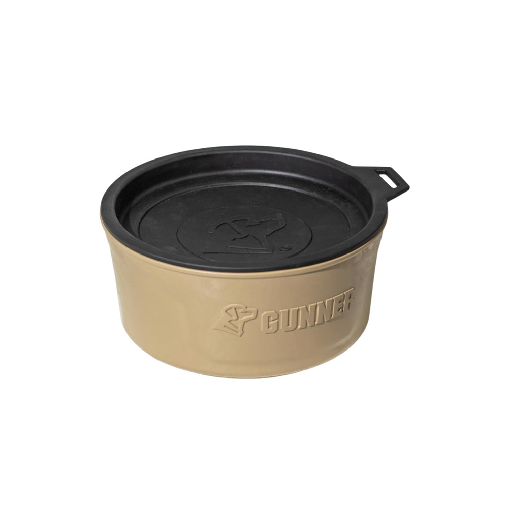 GUNNER dog bowl with spill-proof lid ensures secure travel meals.