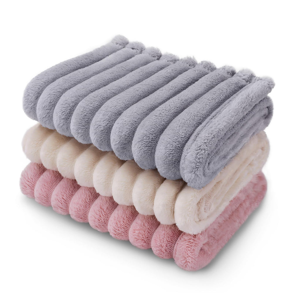 LINENLUX manta para perros suave sobre sillón, descanso cómodo.