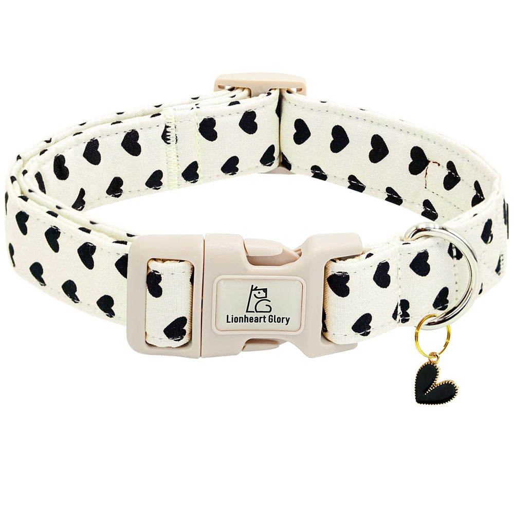 Collar Lionheart Glory con estampado de corazones, ideal para paseos con estilo.