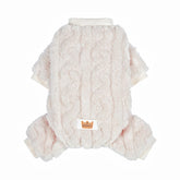 Loyanyy pijama para perro, vista frontal con peluche blanco, cálida para paseos de invierno.