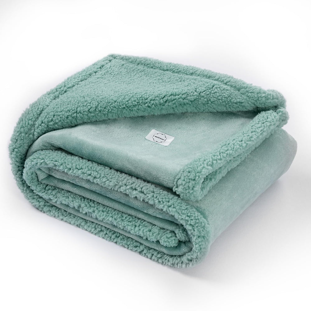 Maidewow waterproof green dog blanket closeup highlighting waterproof lining and plush texture for pets.