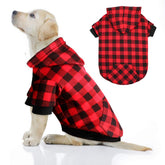 Mtliepte sudadera para perro tartán rojo en frente, ideal para paseos elegantes.