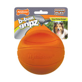 Nylabone Power Play Gripz, bola chirrante, ideal para juegos interactivos y estimulación sensorial en perros.