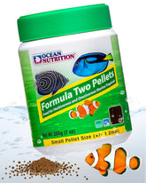 Ocean Nutrition Formula Two Pellets en envase, alimento práctico para peces tropicales marinos