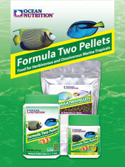 Peces tropicales comiendo Formula Two Pellets en acuario de agua salada