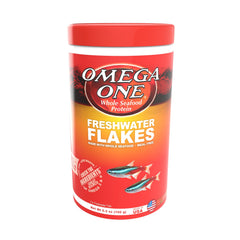 Omega One Freshwater Flakes con Omega-6 para la vitalidad de peces de agua dulce.