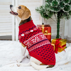 SCENEREAL dog sweater red leash hole detail enables easy on-the-go use.