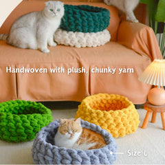 Urnat Cat Nest Bed chunky yarn closeup emphasizes plush texture.