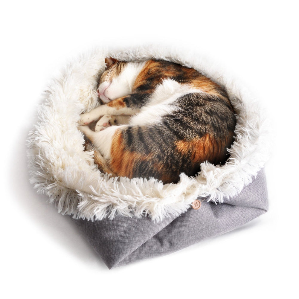 4CLAWS furry pet bed mat rim-detail highlights curling up in a secure enclosure