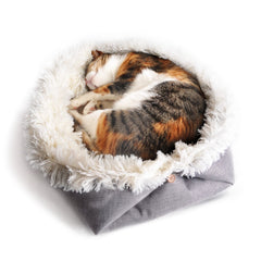 4CLAWS furry pet bed mat rim-detail highlights curling up in a secure enclosure
