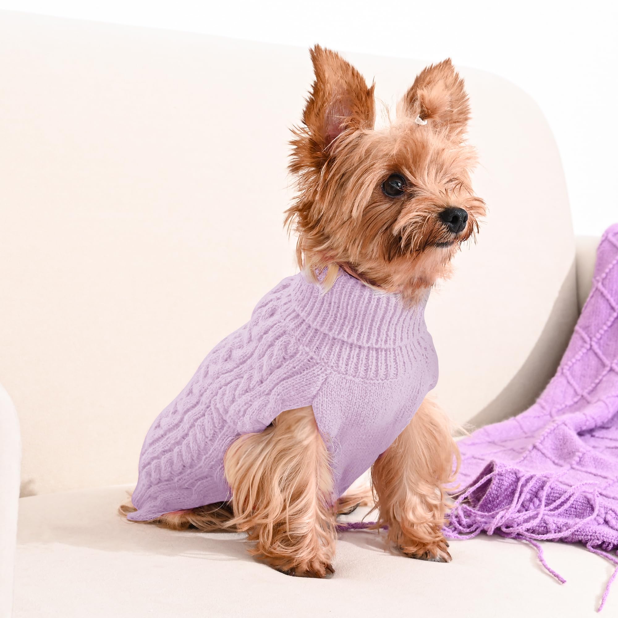 Lorehelina stretchy yarn detail near belly cut supports easy movement and clean looks.