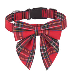 Collar navideño ADOGGYGO con lazo rojo, ideal para fotos festivas con tu perro.