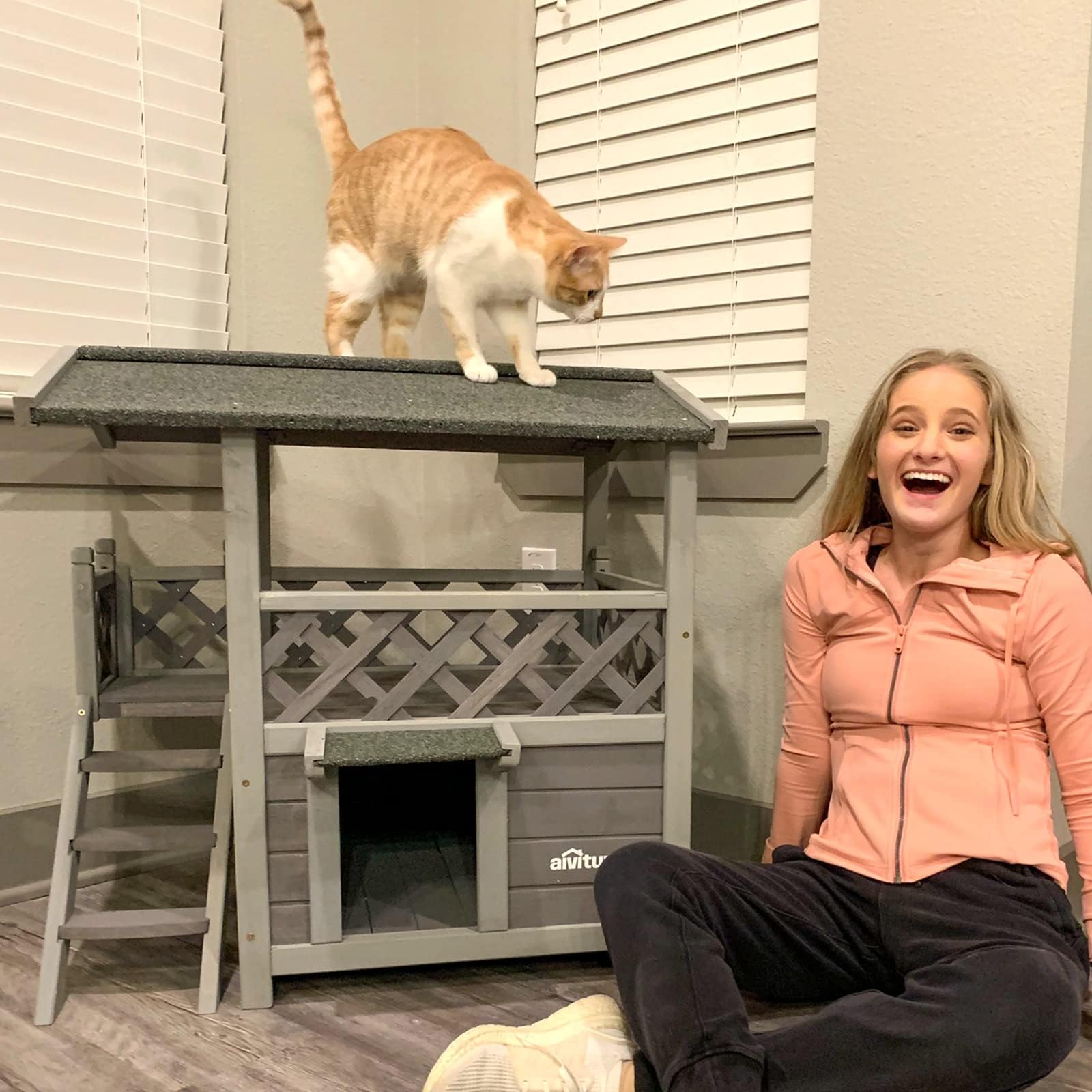 Aivituvin cat house easy assembly with aligned screw holes for quick setup.
