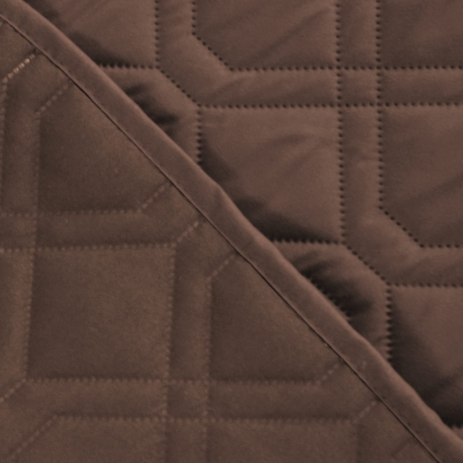 Ameritex pet-friendly blanket offers cozy, clean spaces in living rooms.