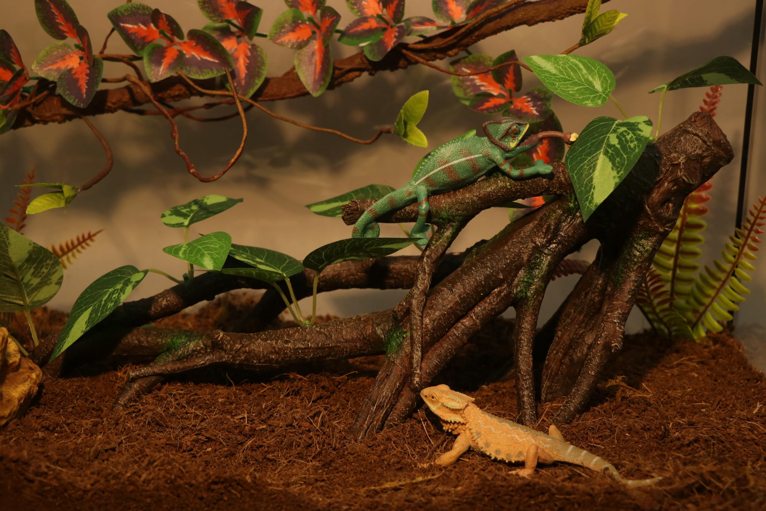 AQUA KT leaves closeup highlights resin texture and leafy camouflage for reptiles