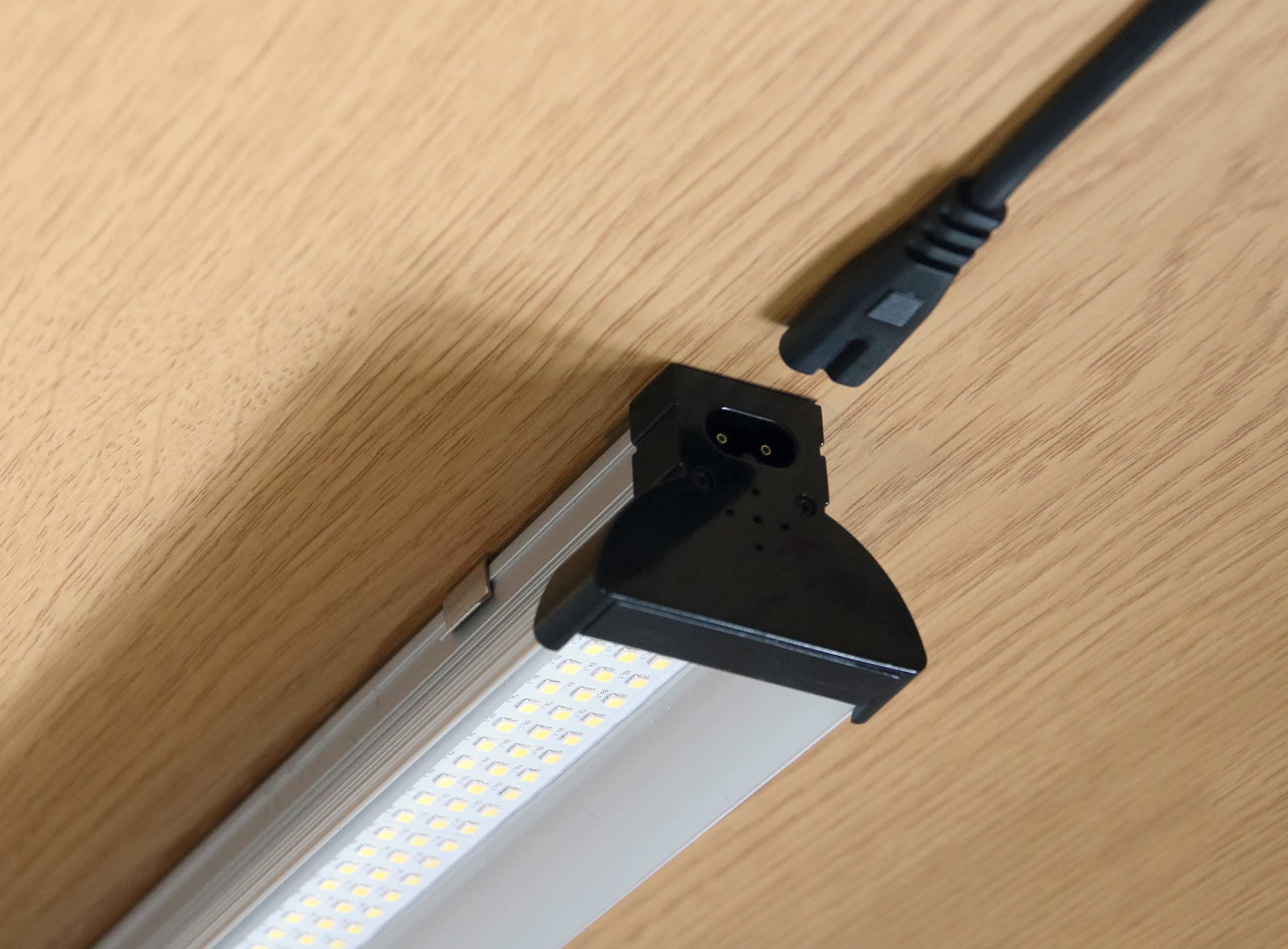 Jungle Dawn Arcadia LED Bar 34W included kit with power cable and link cable for easy setup.
