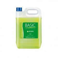 Artero Basic Shampoo used on cats during bath time for comfortable grooming and hydration.