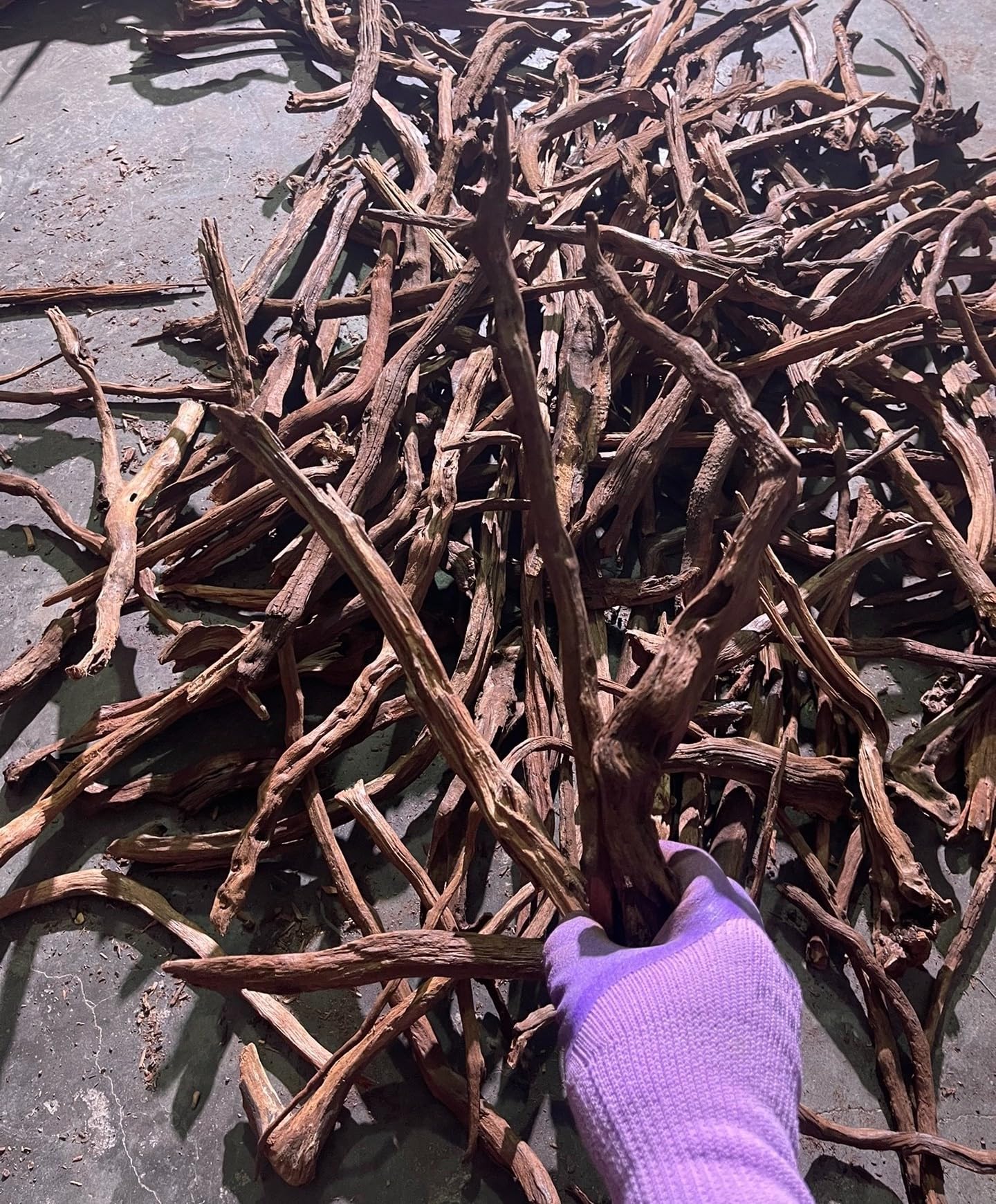 AWXZOM package shows 2.2lb of branches ideal for aquascaping and reptile tanks.