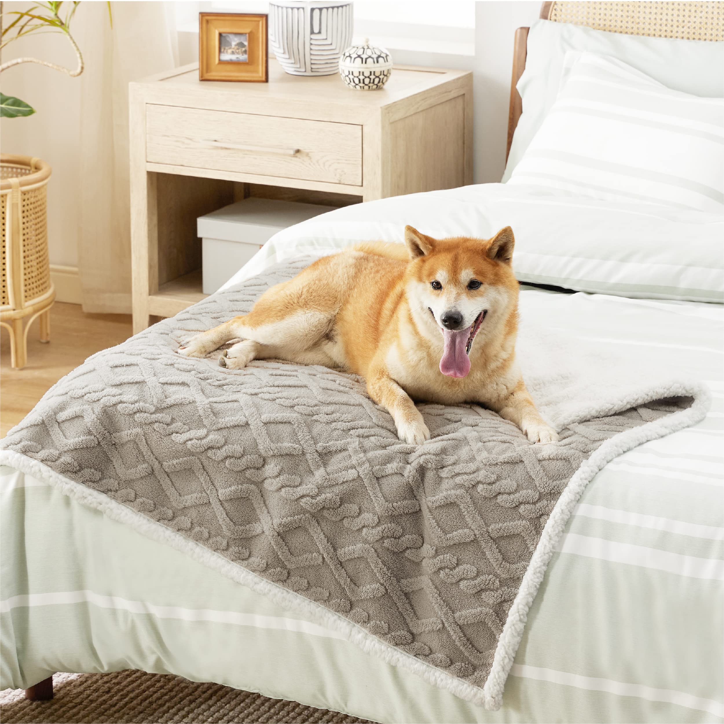 Bedsure edge stitched durable blanket maintains shape through daily use.