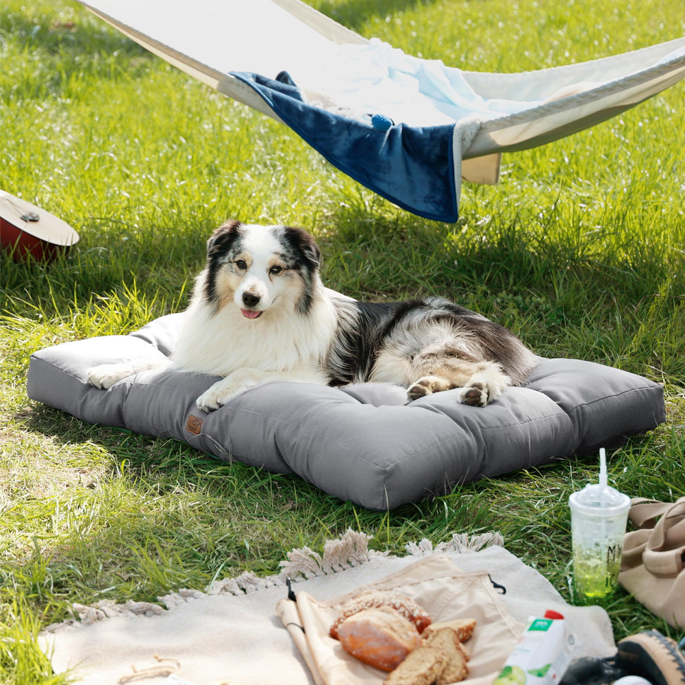Bedsure no-zipper safety design minimizes risk during pet access