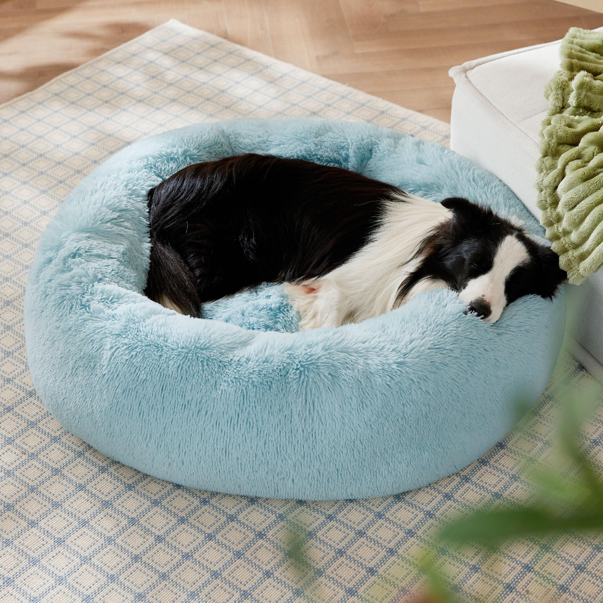 Bedsure machine-washable cover simplifies cleaning for easy upkeep.