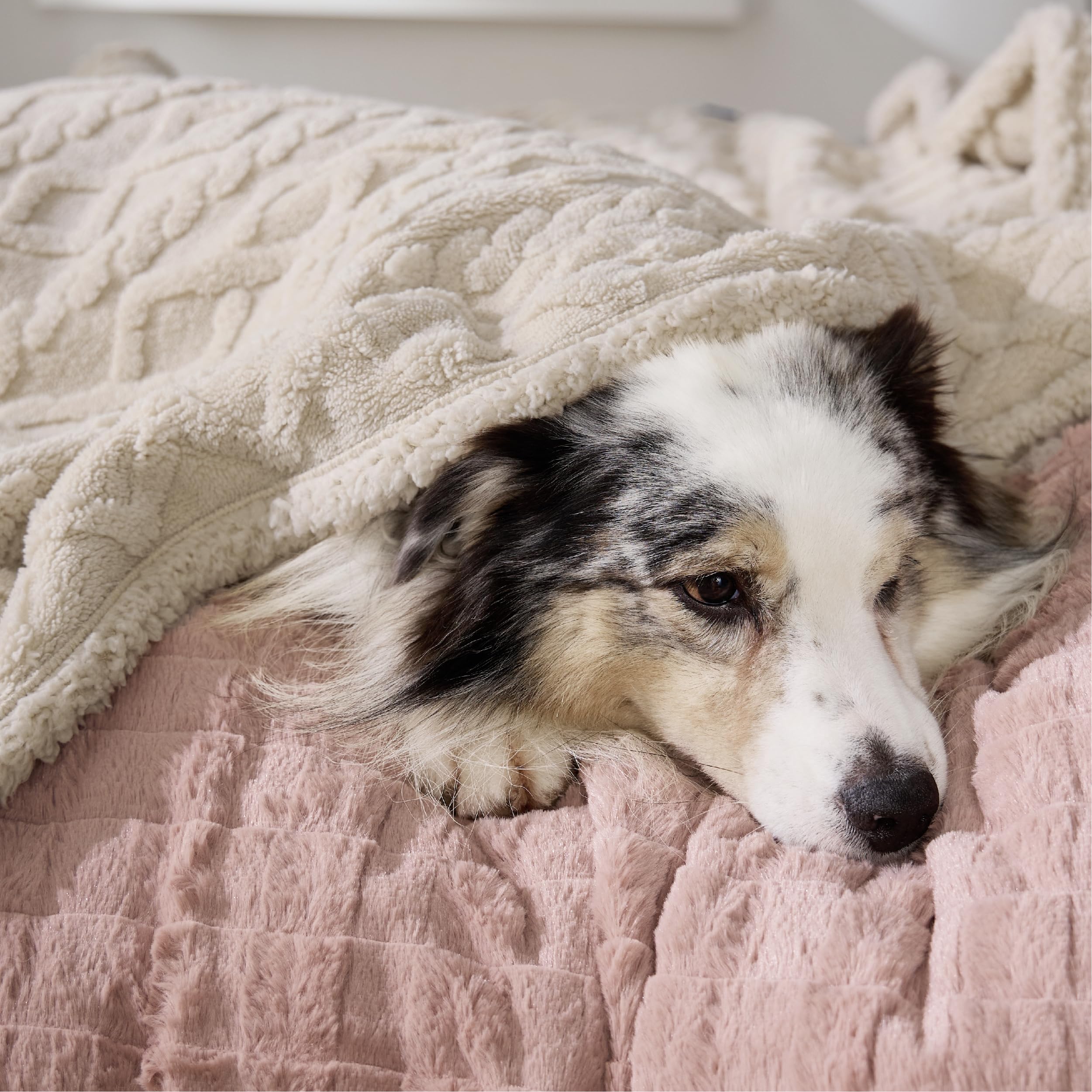 Bedsure waterproof-inner-lining highlights leakproof core that keeps surfaces dry.