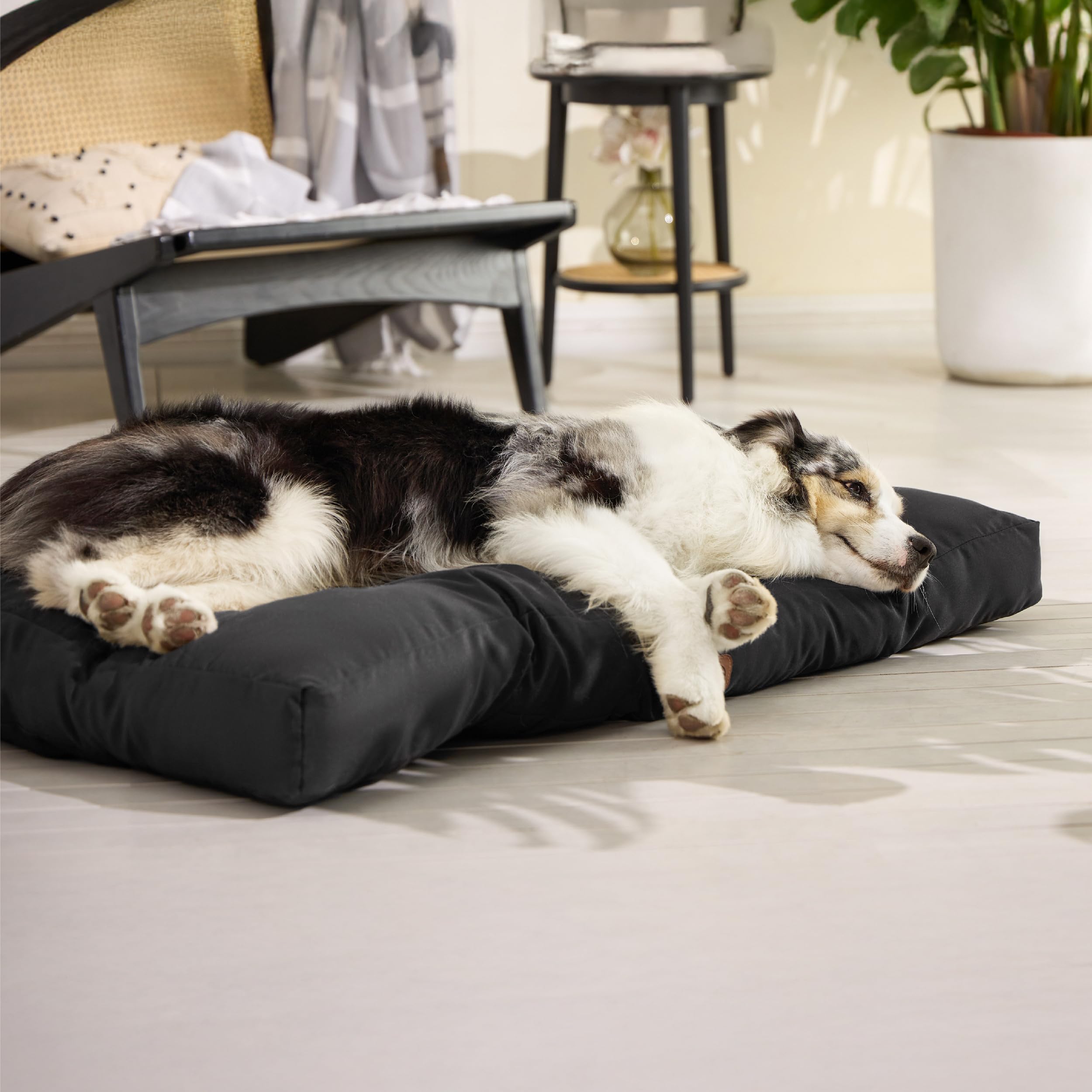 Bedsure-xl-dog-bed-size-44x35x4 fits large breeds in crates.