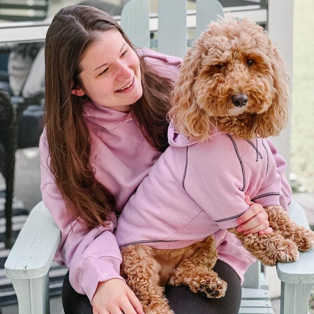 Borde y ribete con contraste en la sudadera Blueberry Pet Essentials
