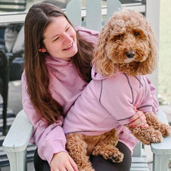 Borde y ribete con contraste en la sudadera Blueberry Pet Essentials