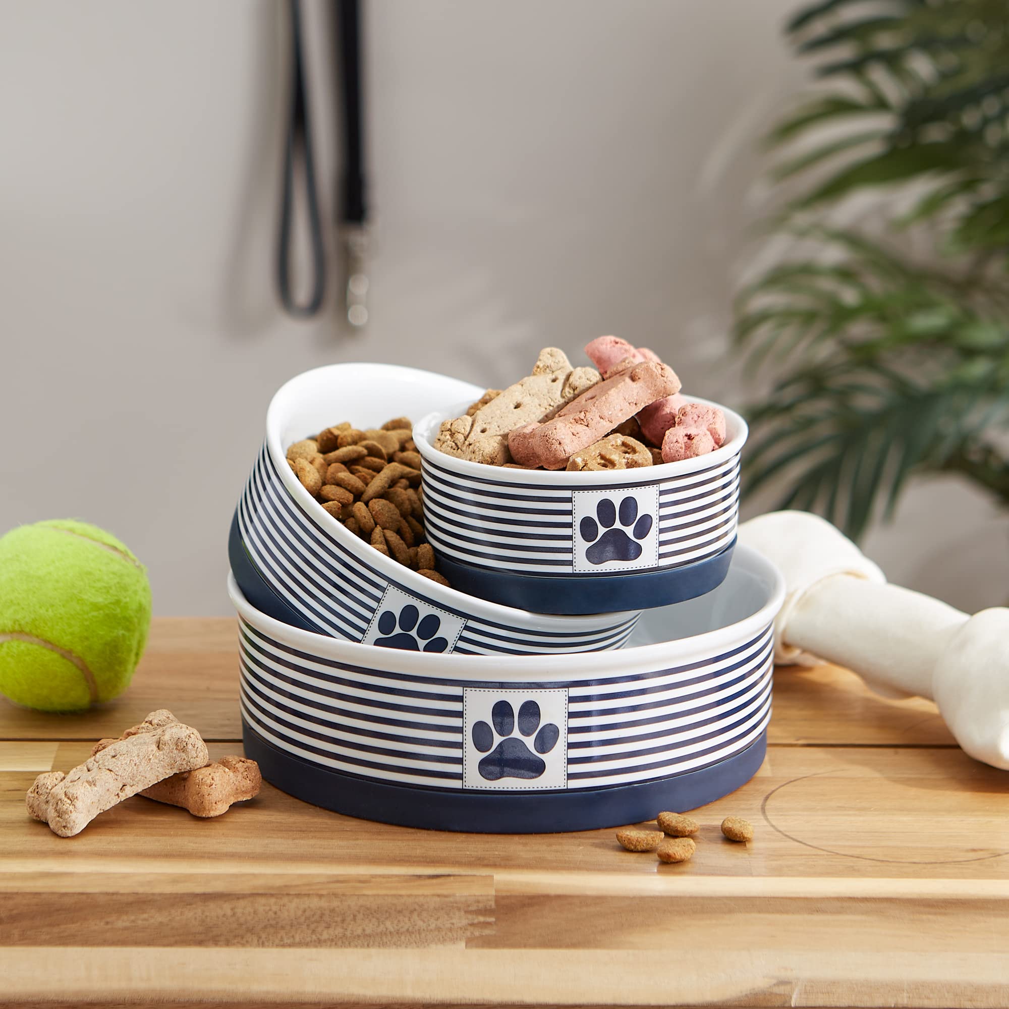 Bone Dry Paw & Patch patriotic-design bowl blends with home décor.