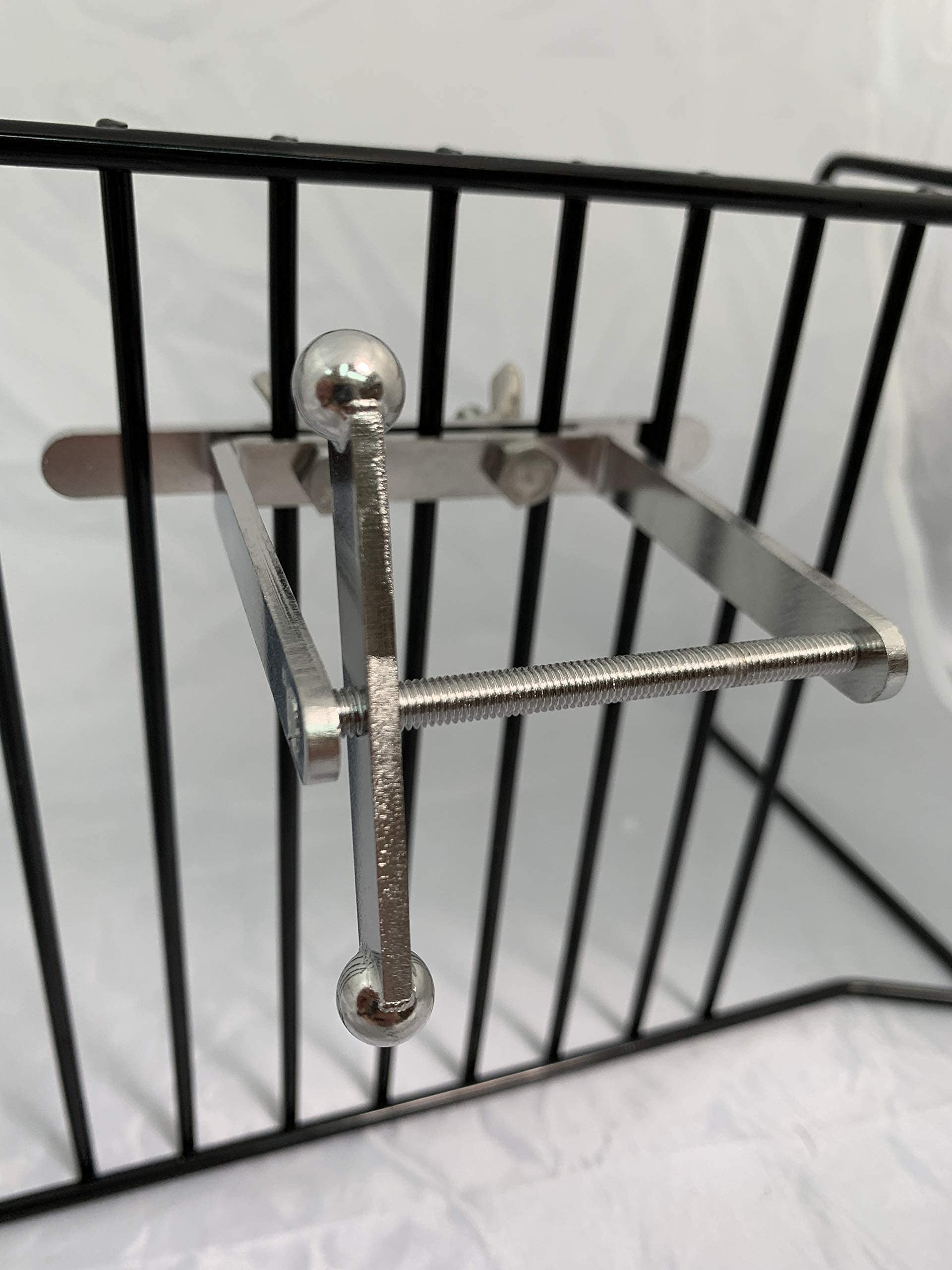 Busy Bird spinner on cage supports foraging behavior and mental focus for parrots.