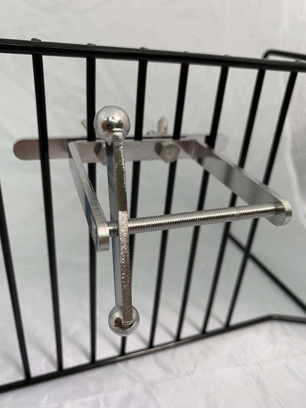 Busy Bird spinner on cage supports foraging behavior and mental focus for parrots.