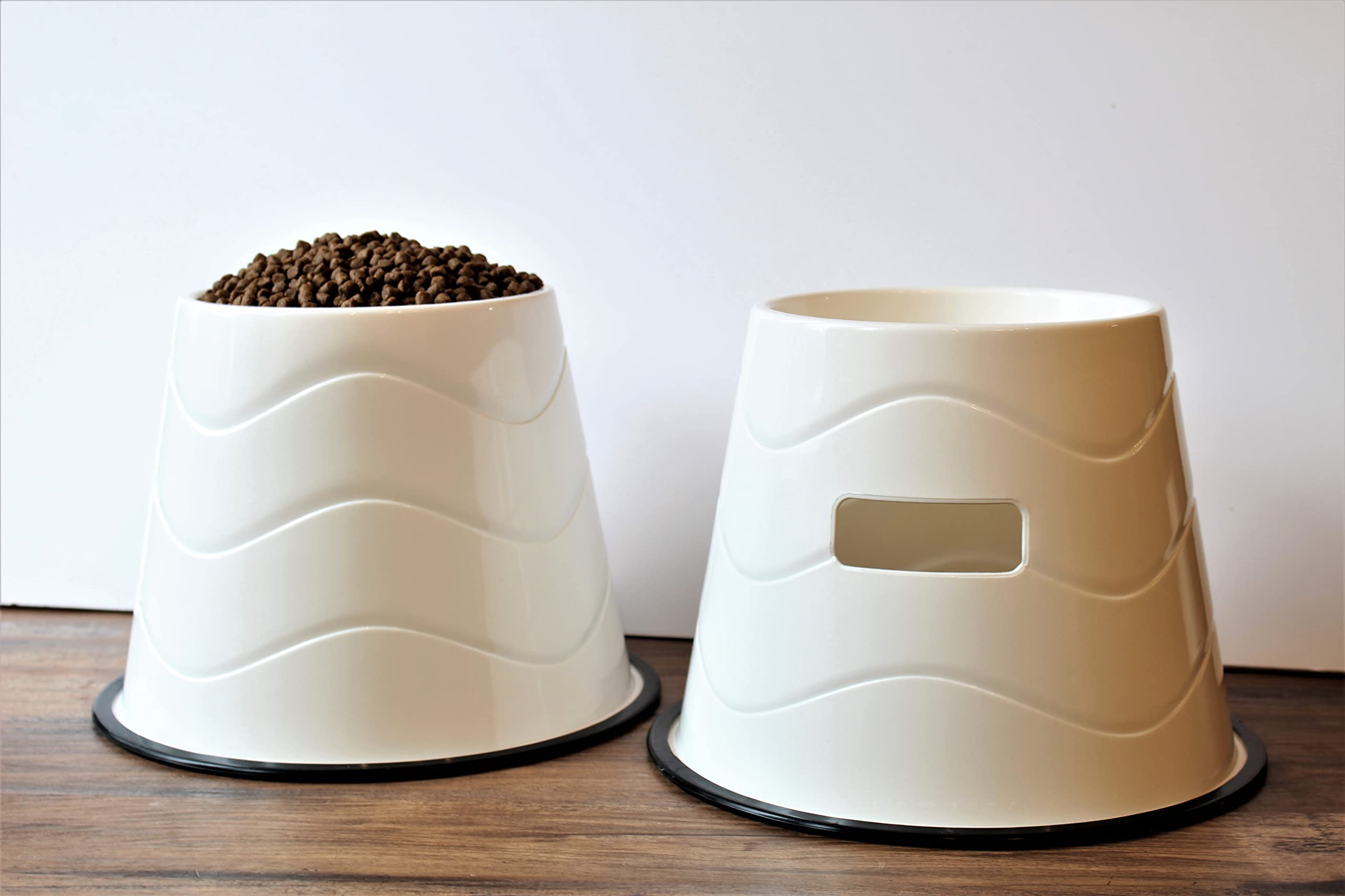 CAM 7-inch diameter and 4.25-inch height bowls for large dogs.