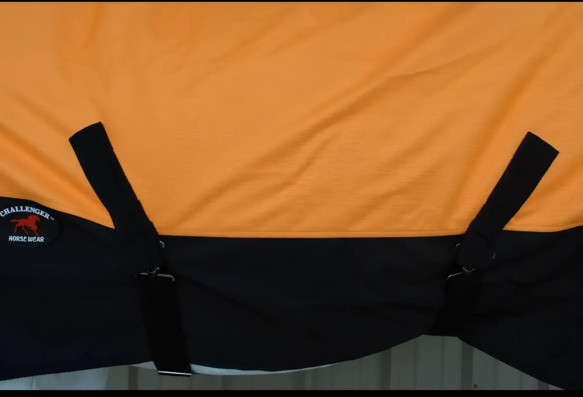 CHALLENGER turnout blanket tail flap helps retain warmth and block drafts
