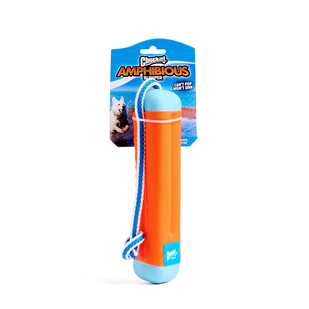Chuckit! Amphibious Bumper flota en agua para juegos de fetch divertidos.