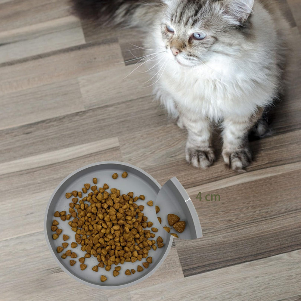 Chuyouan indoors-outdoors friendly cat bowl fits any feeding spot.