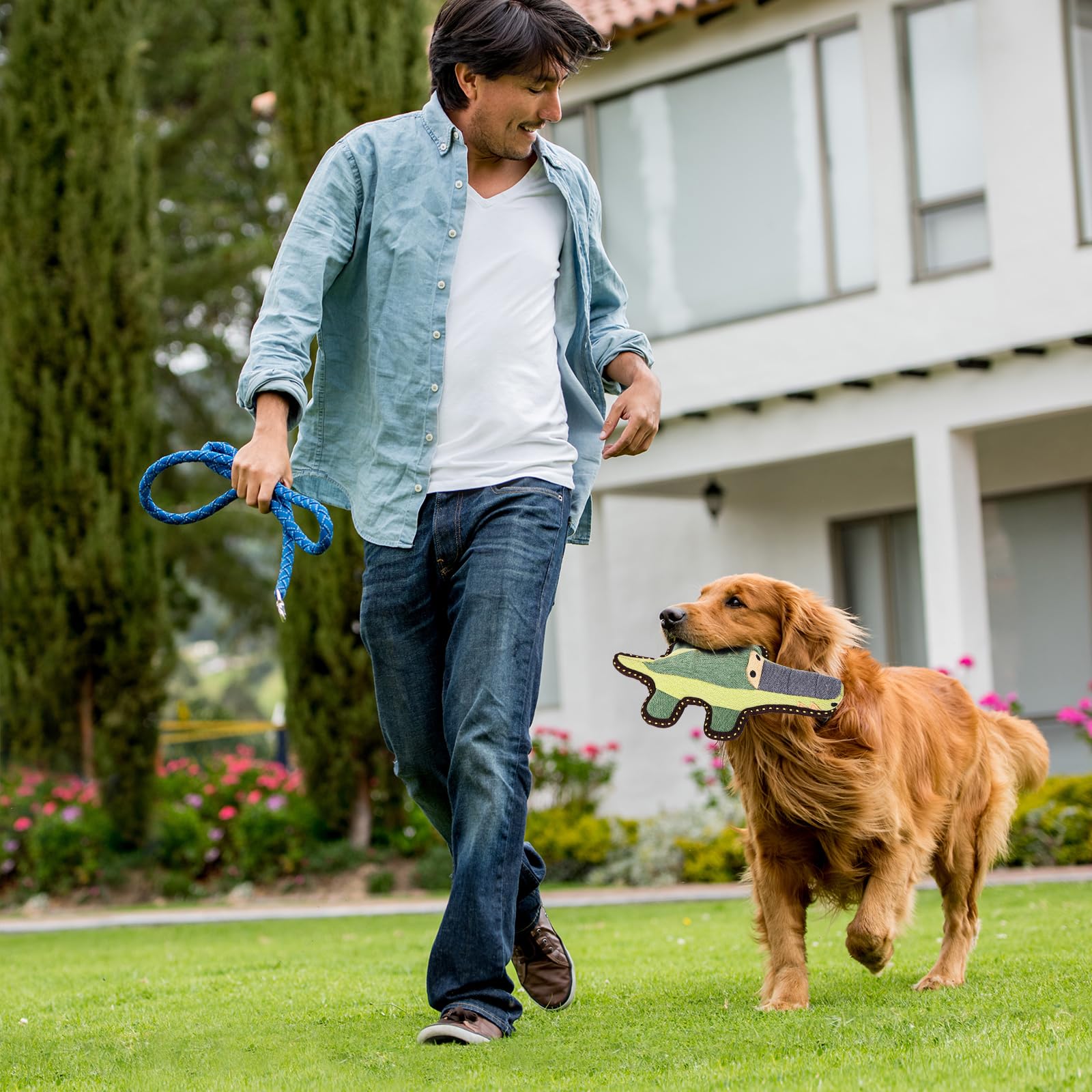 CIDIXCIDIX crocodile toy fetch-session during outdoor play