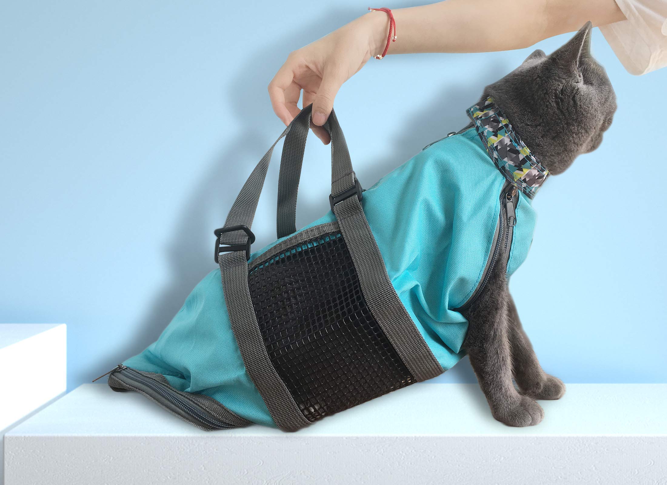 Cinf Cat Grooming Bag interior-access aids nail trimming and ear cleaning.