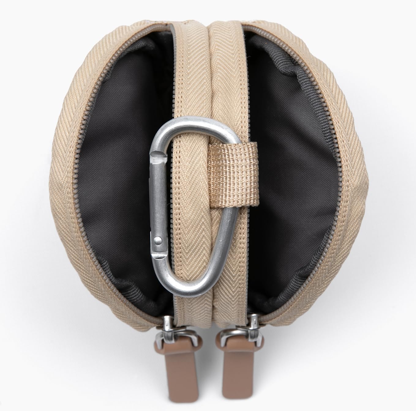 Cleverpup Snackpack cleaning shows easy wipe-down maintenance.