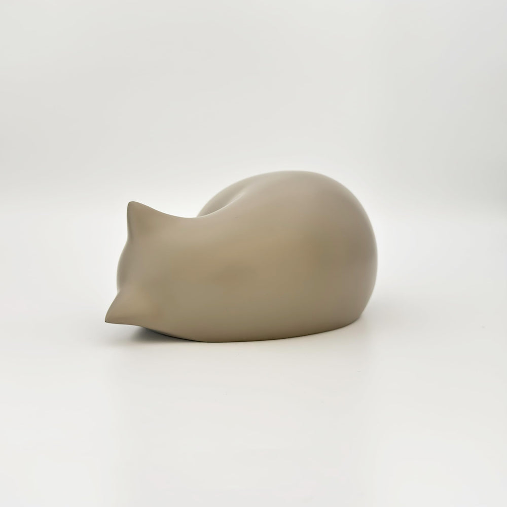 Comemori sleeping cat urn 0.5L capacity label indicating pet friendly sizing up to 8 kg