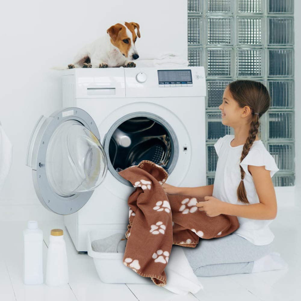 Comsmart compact blanket for puppies and kittens enables portable warmth