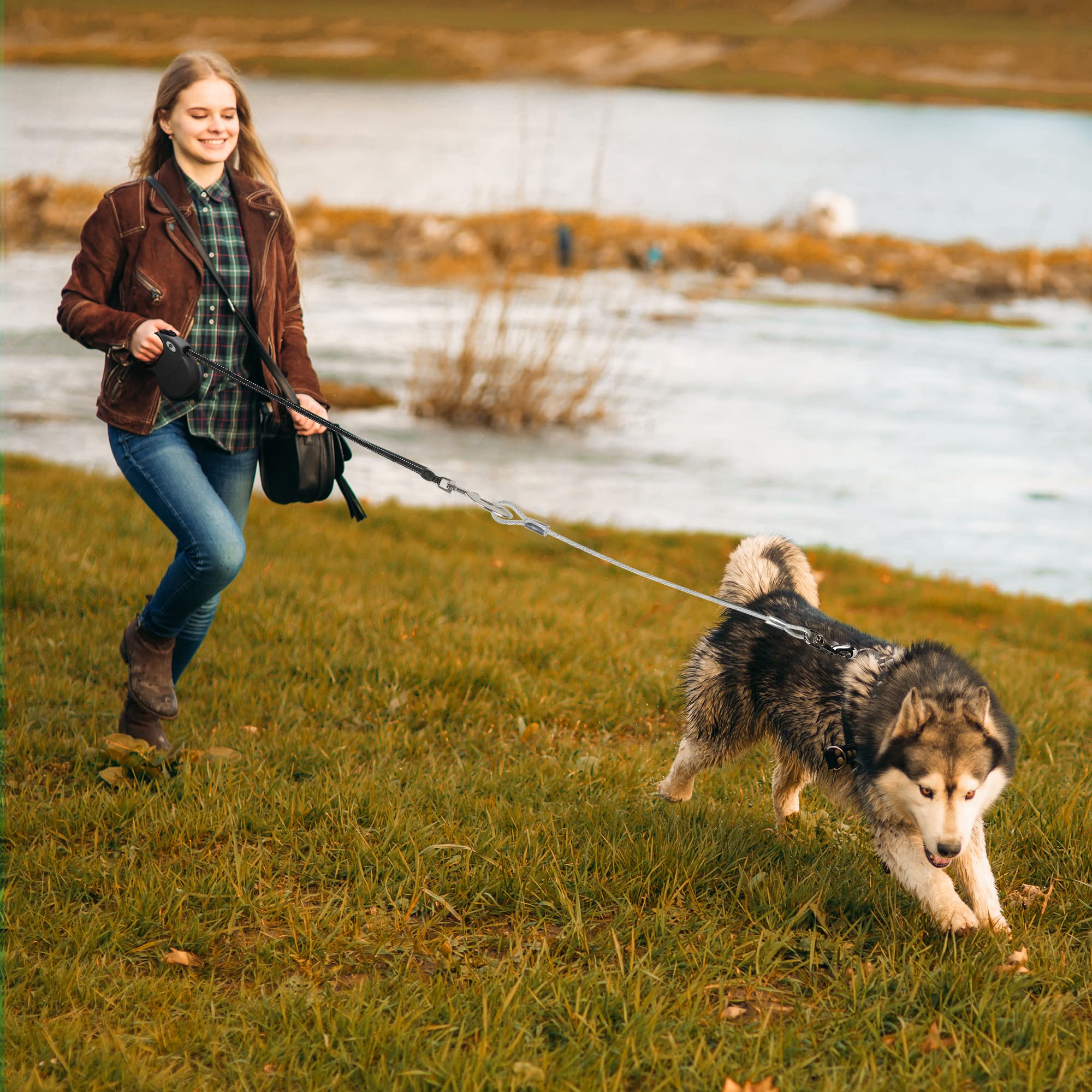 CROWN PAWS ergonomic soft-grip handle provides comfortable use on long strolls.