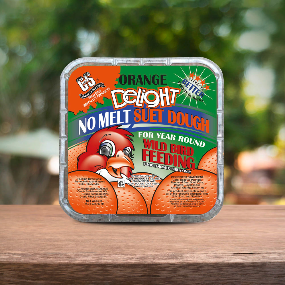 C&S Orange Delight No Melt Suet Dough cleans up easily with no backyard mess.