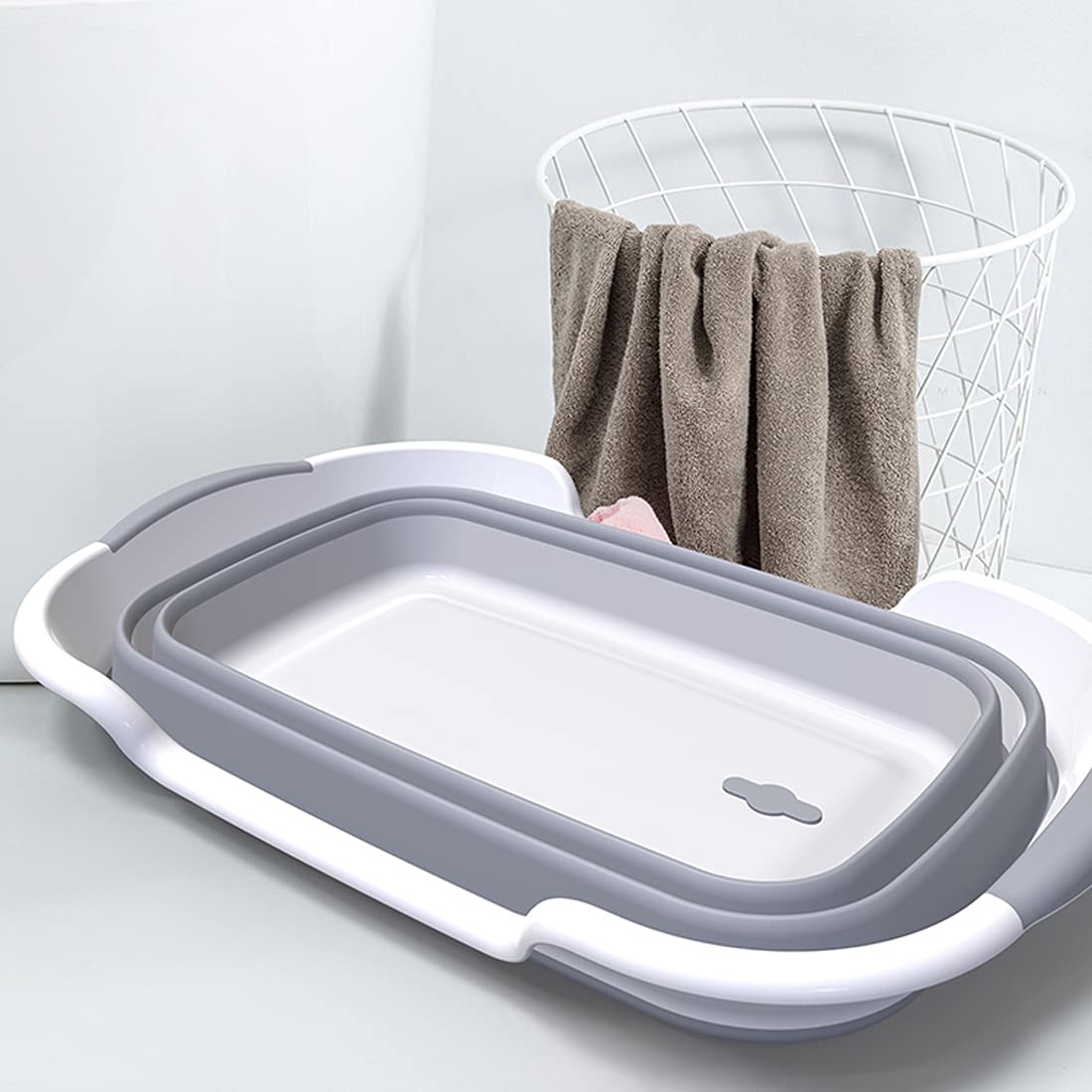 ddLUCK dog tub setup during washing session with small pet